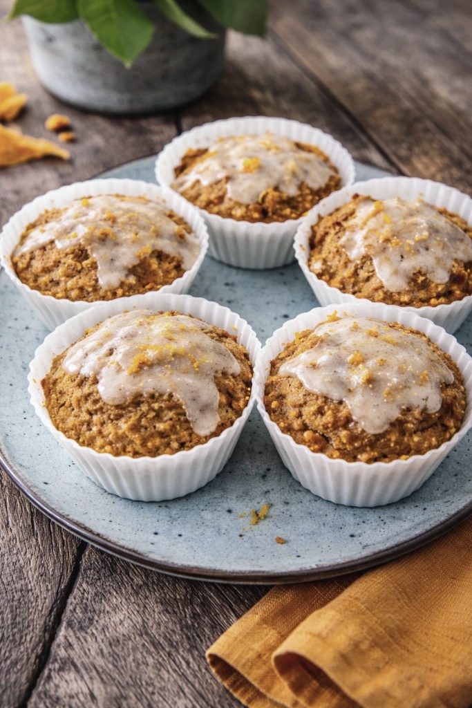 Saftige hjemmelavede gulerodsmuffins uden sukker og gluten – en nem og sund opskrift perfekt til madpakken eller som snack.