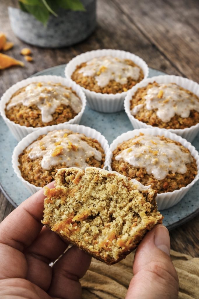Saftige hjemmelavede gulerodsmuffins uden sukker og gluten – en nem og sund opskrift perfekt til madpakken eller som snack.